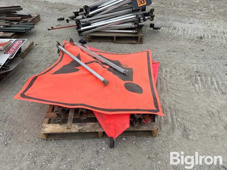 road/construction-barricades,-signage-&-stands-image-20