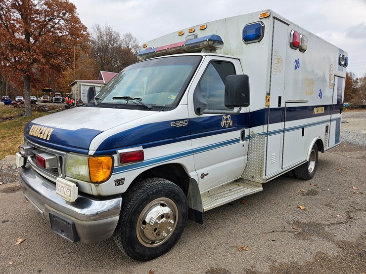 #22778-•-2003-ford-econoline-van-ambulance-image-2