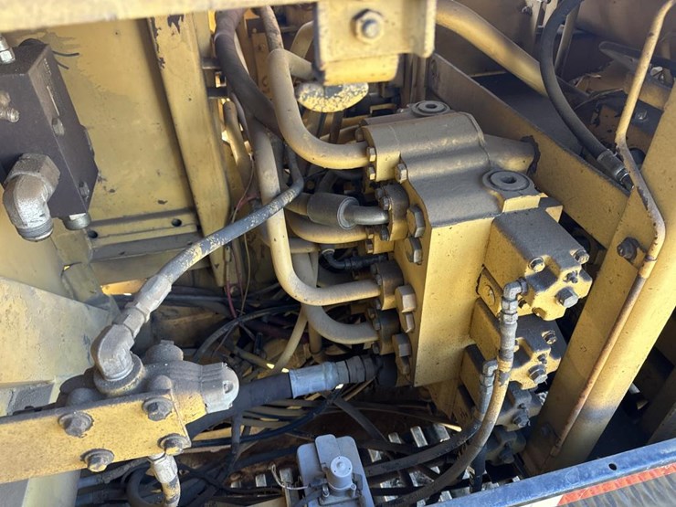 caterpillar-235-image-37