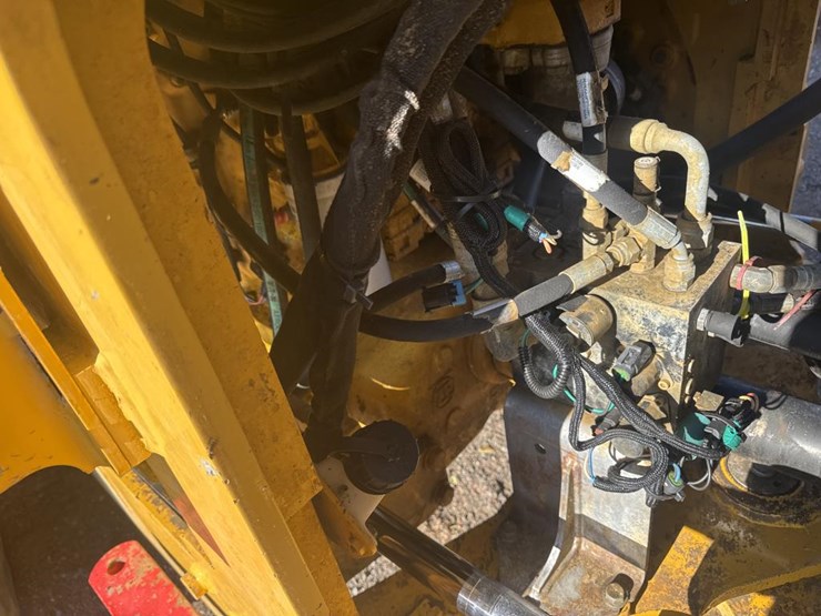 2016-deere-624k-image-31