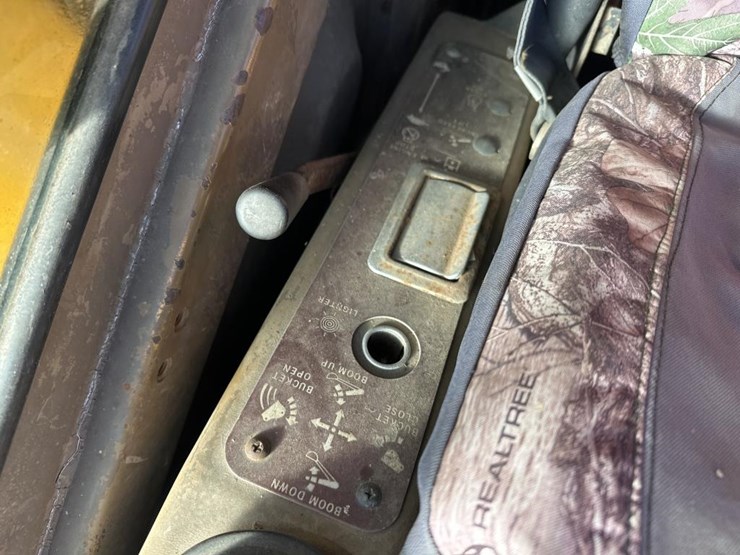 caterpillar-235-image-46