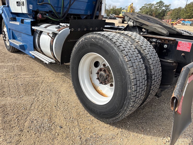 2015-volvo-vnl42t300-image-6