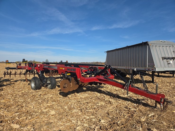 case-ih-690-image-1