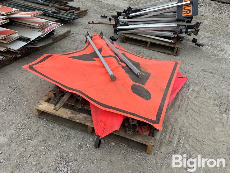 road/construction-barricades,-signage-&-stands-image-19
