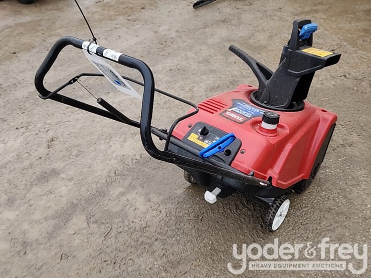 toro-power-clear-21"-snow-blower-image-4