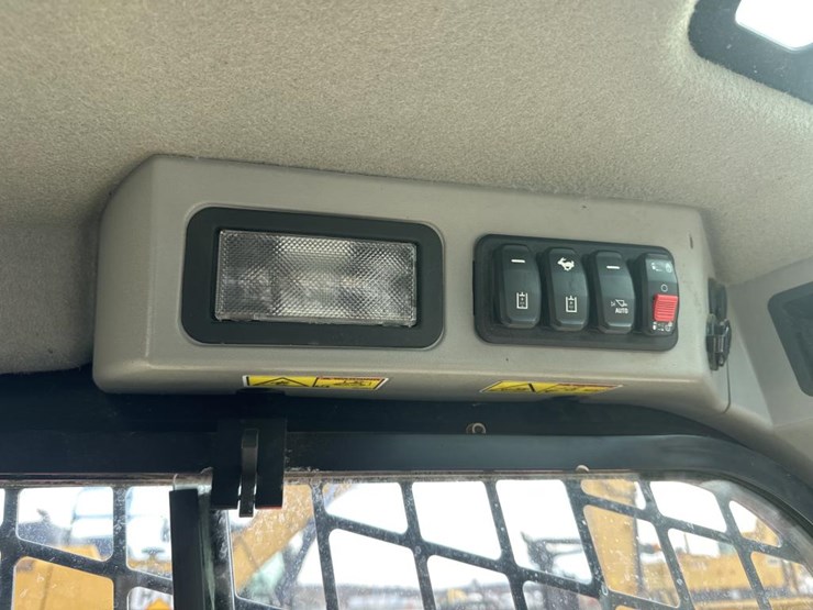 2022-caterpillar-242d3-image-34