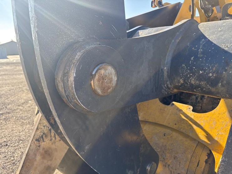 2016-deere-624k-image-18