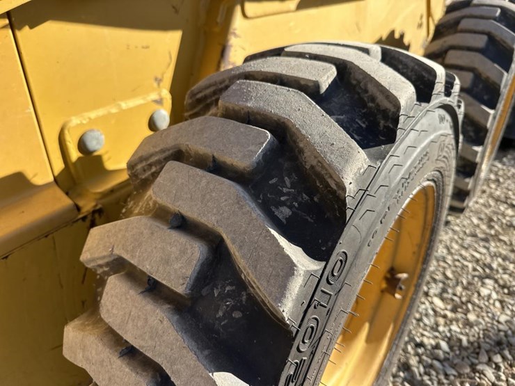 john-deere-240-image-39