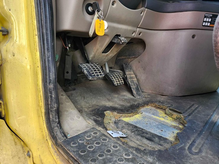 2016-freightliner-semi,-tag-#647-image-19