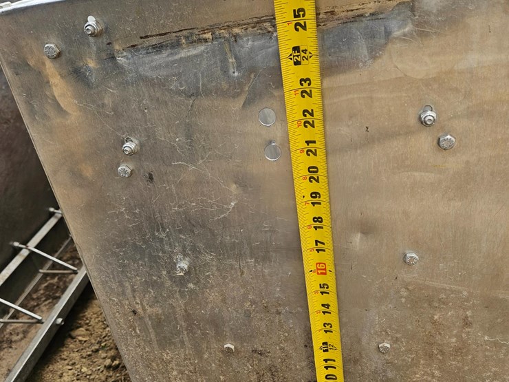 big-husky-&-hog-slat-stainless-steel-nursery-feeders-image-16