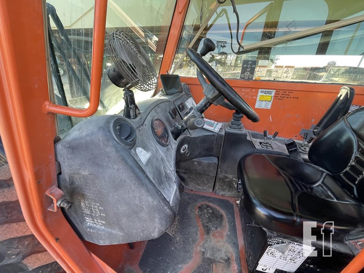 2011-jlg-g10-55a-image-12