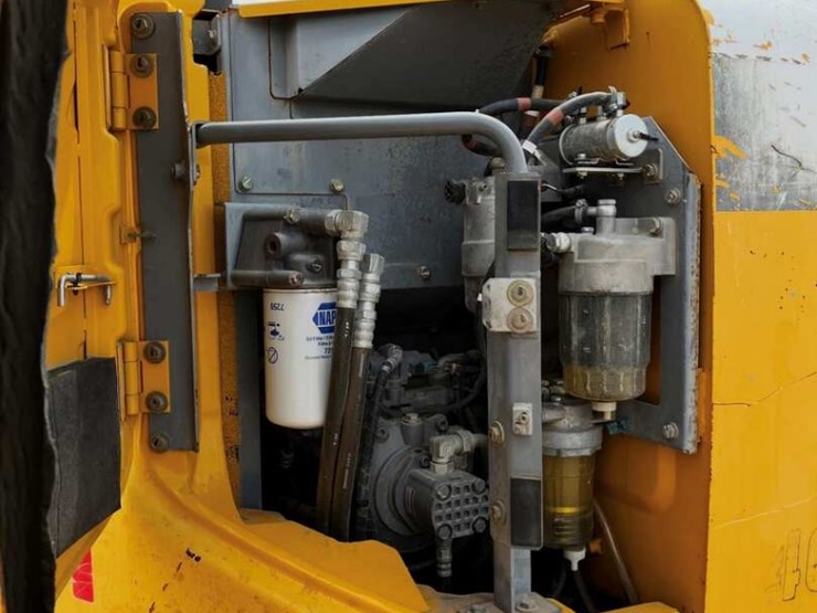 2016-deere-135g-image-8