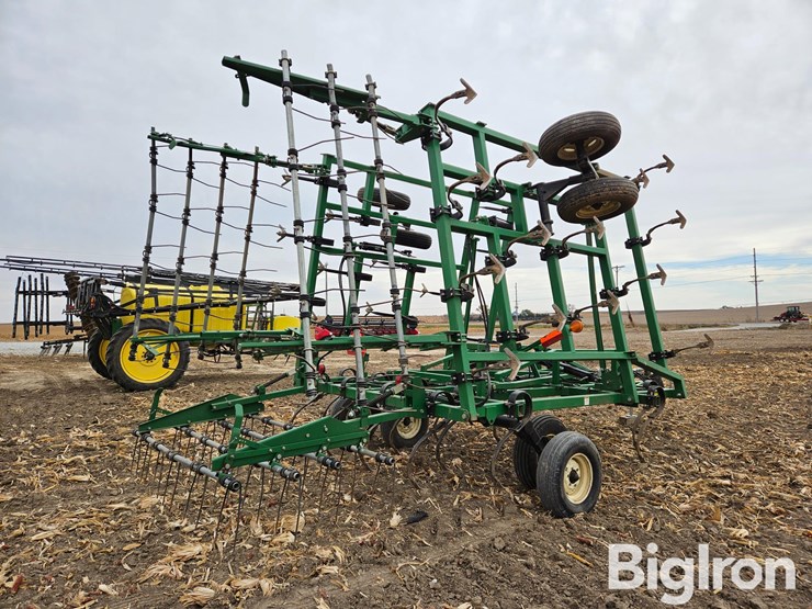 great-plains-series-vii-27'-wide-field-cultivator-image-5