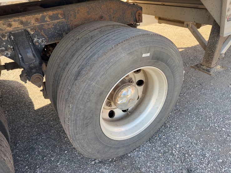 peterbilt-semi-tractor-image-9