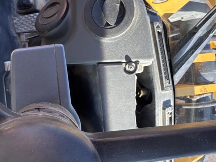 2016-deere-624k-image-47