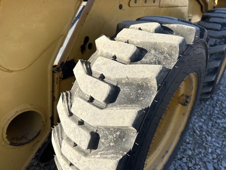 john-deere-240-image-43