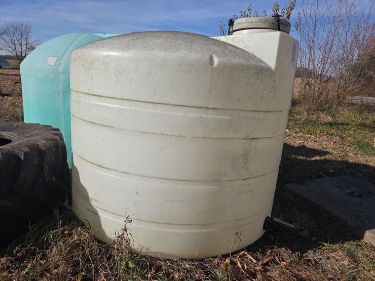 1600-gallon-crown-poly-flat-bottom-tank-image-1