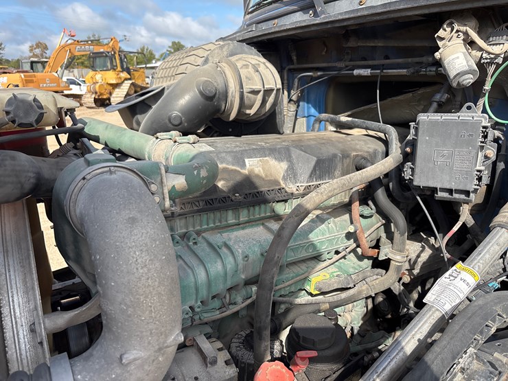 2015-volvo-vnl42t300-image-16