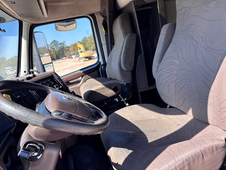 #16202-•-2015-volvo-image-11