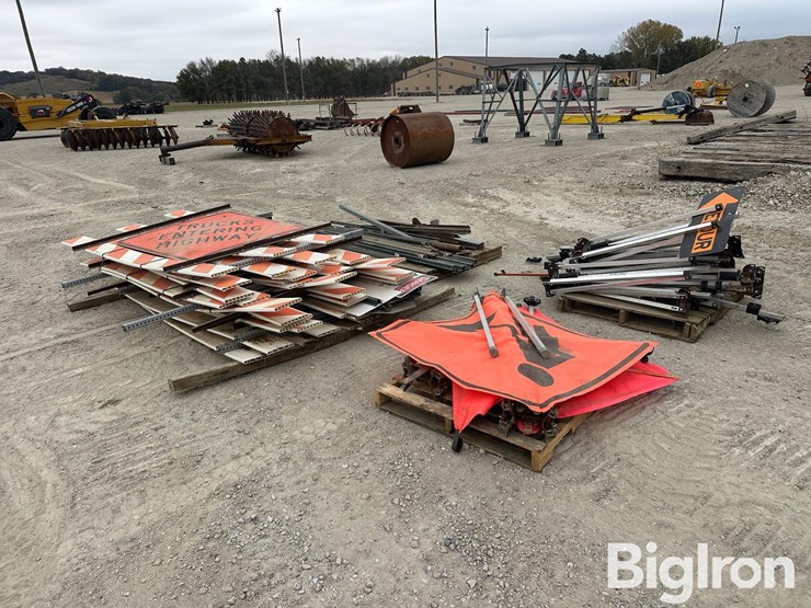 road/construction-barricades,-signage-&-stands-image-1