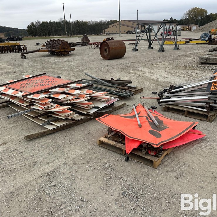 Road/Construction Barricades, Signage & Stands