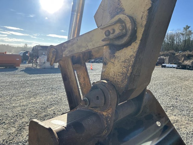 caterpillar-235-image-28