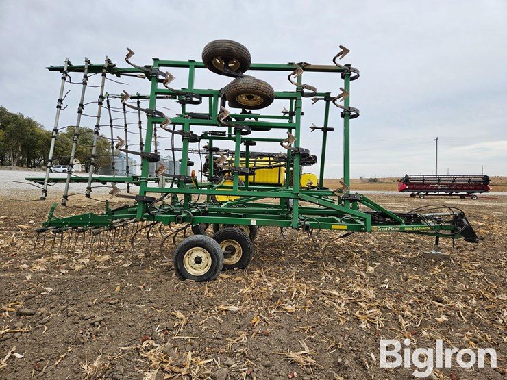 great-plains-series-vii-27'-wide-field-cultivator-image-4