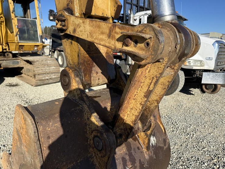 caterpillar-235-image-30