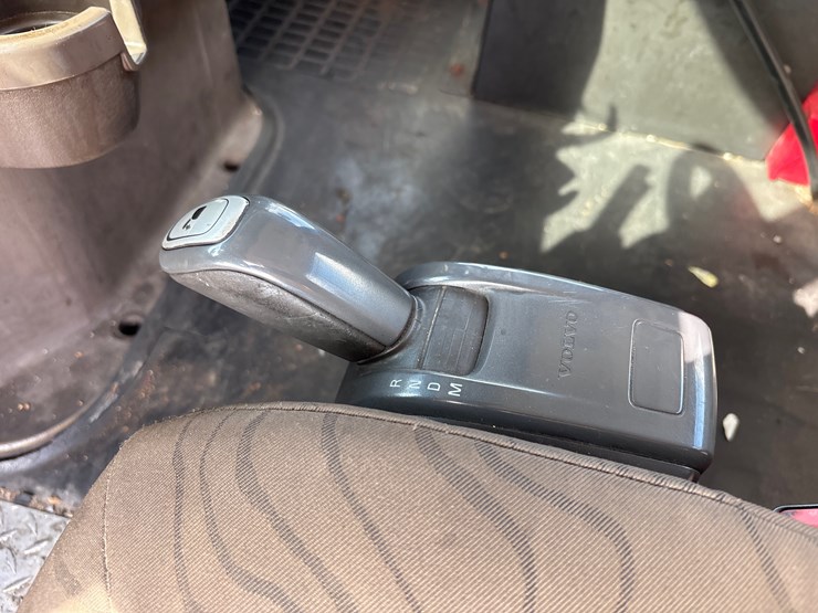 2015-volvo-vnl42t300-image-13