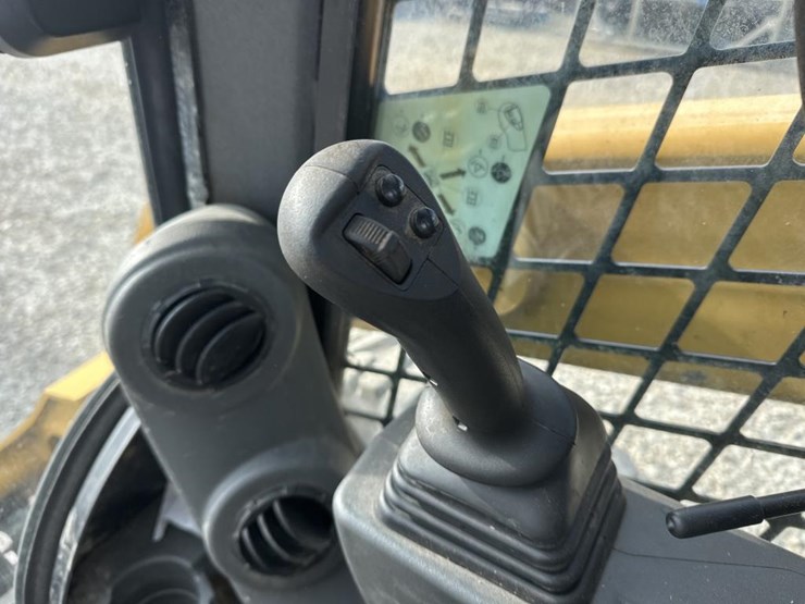 2022-caterpillar-242d3-image-31