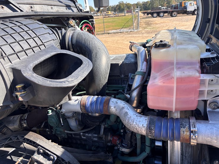 #16202-•-2015-volvo-image-23