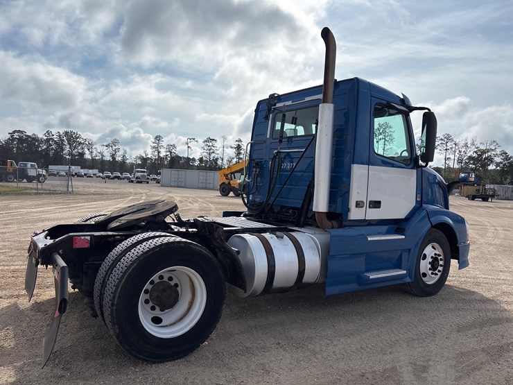 2015-volvo-vnl42t300-image-3