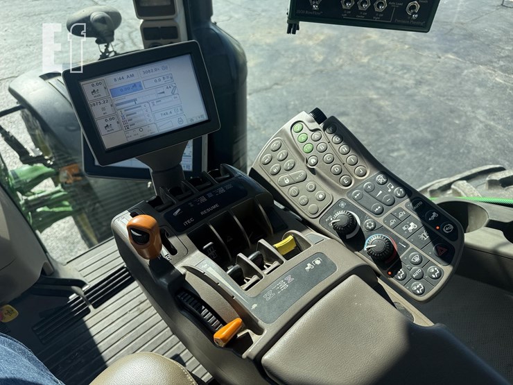 2013-john-deere-8235r-image-21