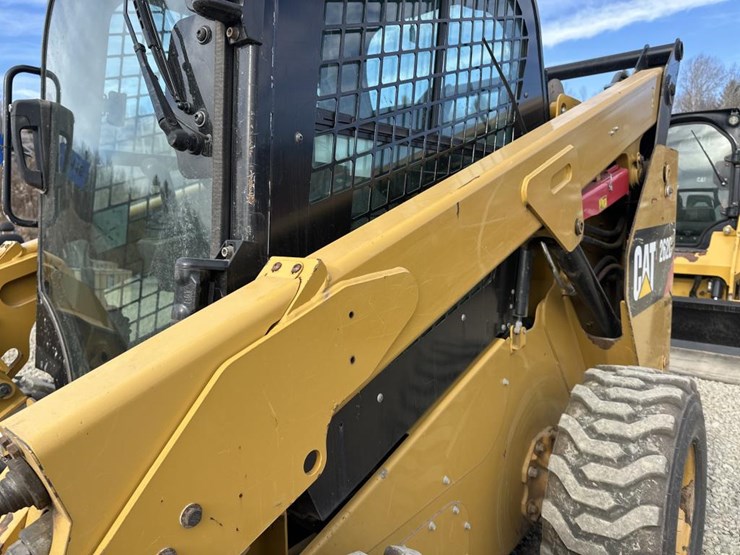 2016-caterpillar-262d-image-13