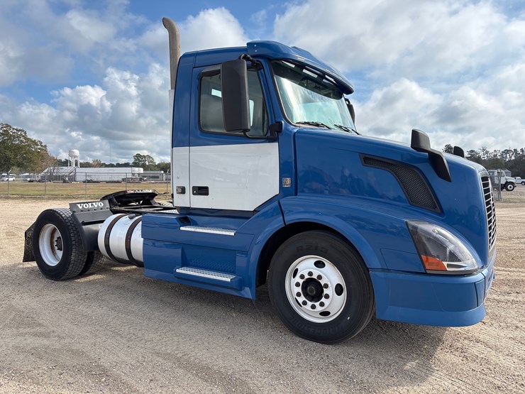 2015-volvo-vnl42t300-image-2