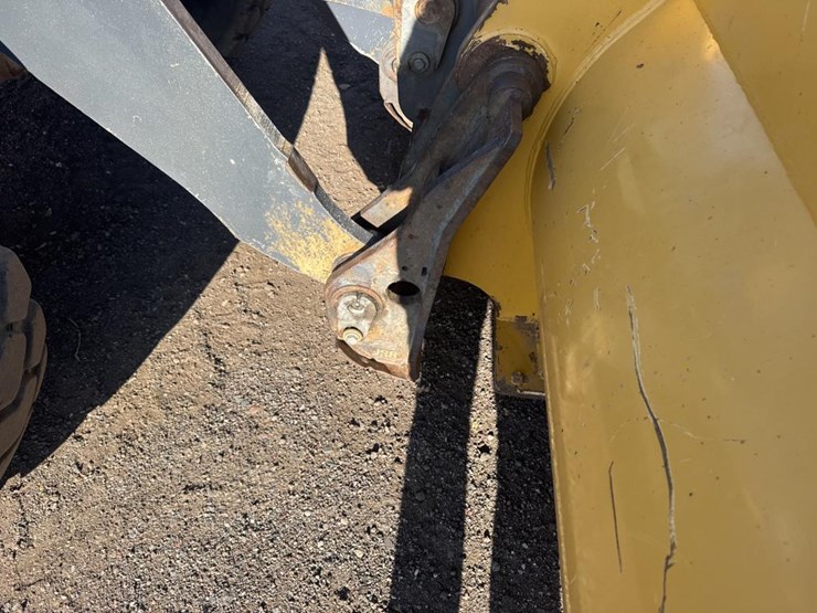 2016-deere-624k-image-25