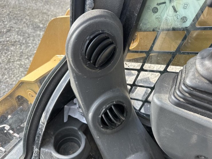 2022-caterpillar-242d3-image-39