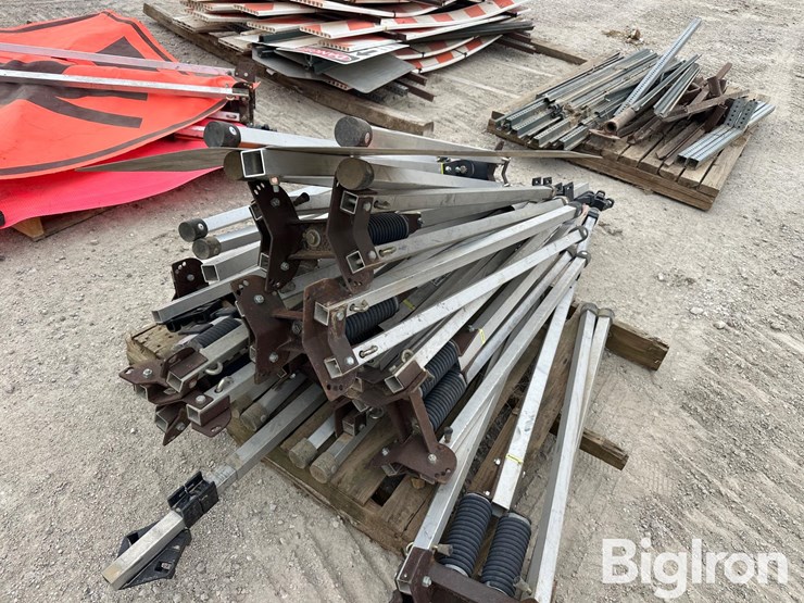 road/construction-barricades,-signage-&-stands-image-13