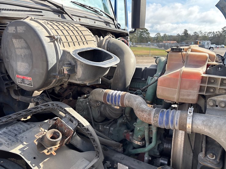 2015-volvo-vnl42t300-image-18