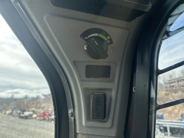 2022-caterpillar-242d3-image-36