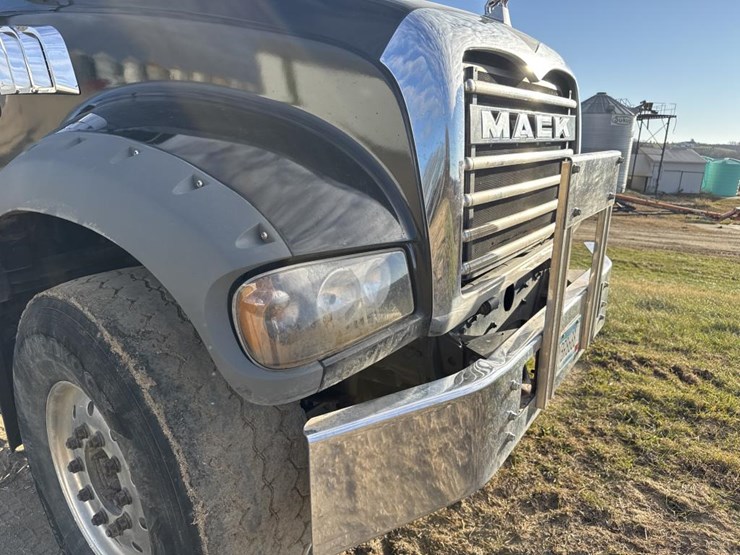 #1463-•-2007-mack-quad-axle-dump-truck-image-17