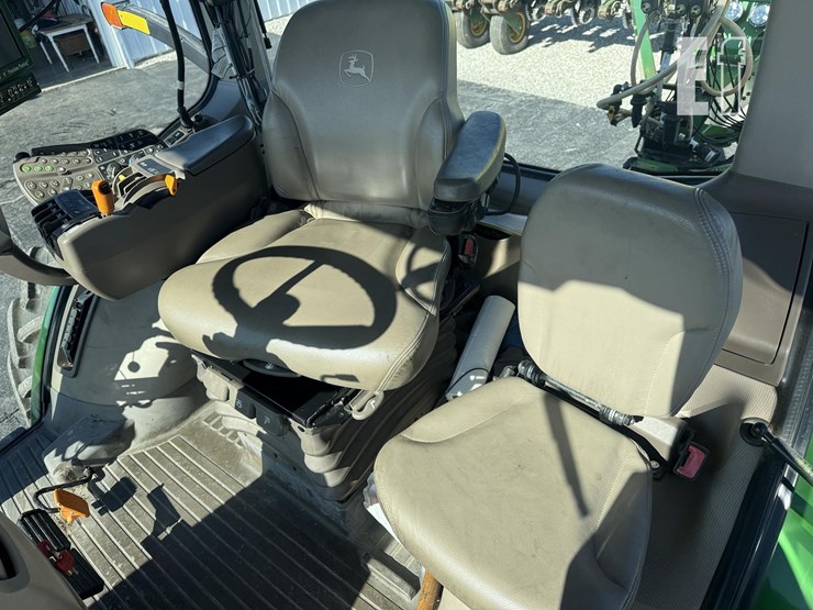 2013-john-deere-8235r-image-19