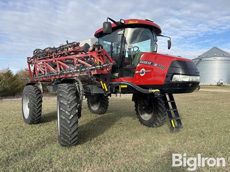 2017-case-ih-patriot-4440-image-3