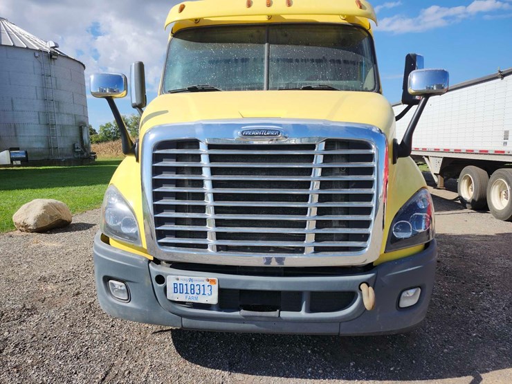 2016-freightliner-semi,-tag-#647-image-16