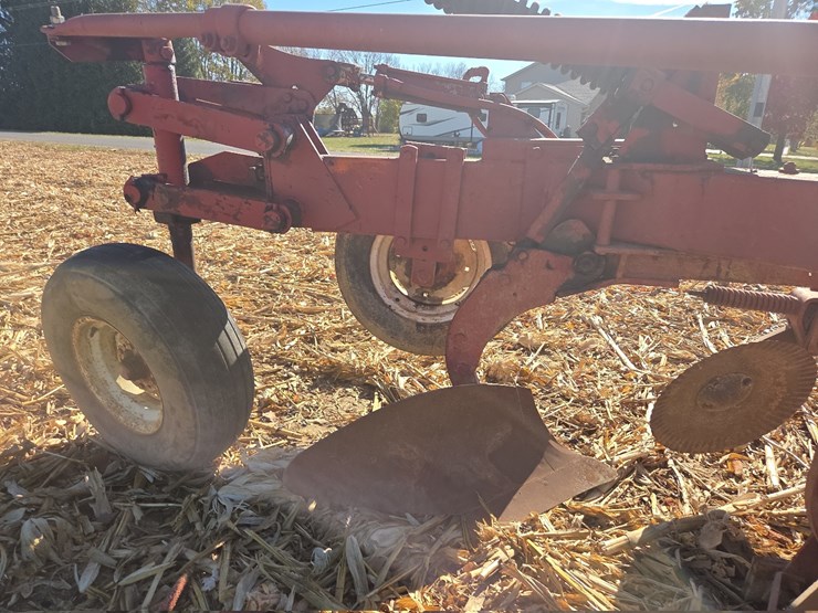 white-6-bottom-plow-image-12