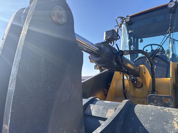 2016-deere-624k-image-19