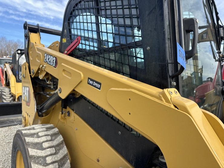 2022-caterpillar-242d3-image-19