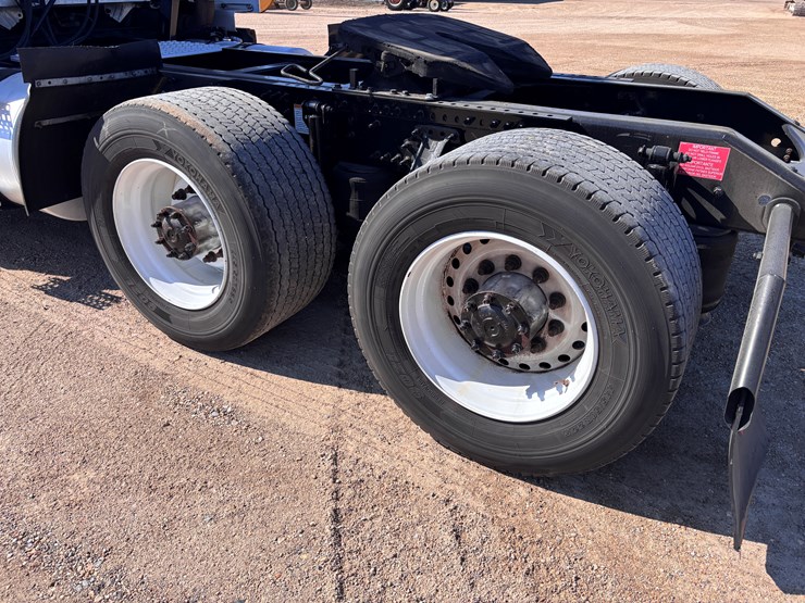 #16202-•-2015-volvo-image-8