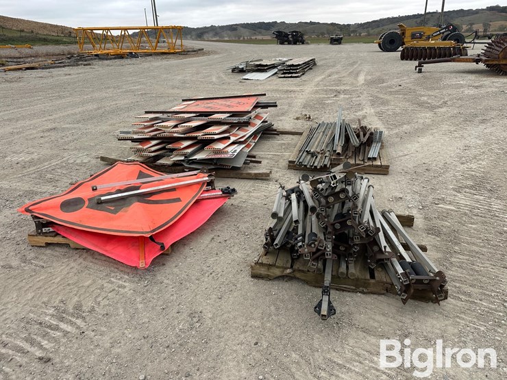road/construction-barricades,-signage-&-stands-image-8