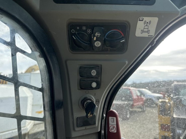 2016-caterpillar-262d-image-33